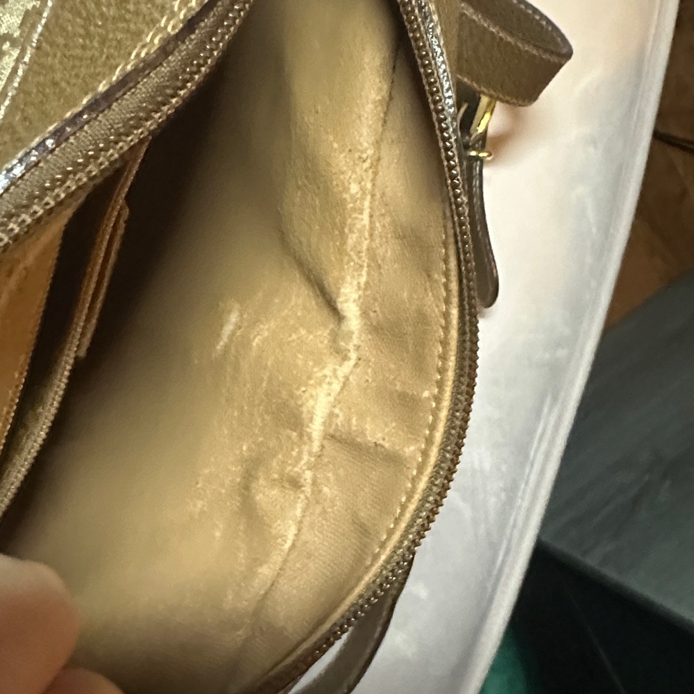 Gucci Shoulder Bag 2 1/2 x 9x 6 1/2 outside in excellent condition - Picture 6 of 10